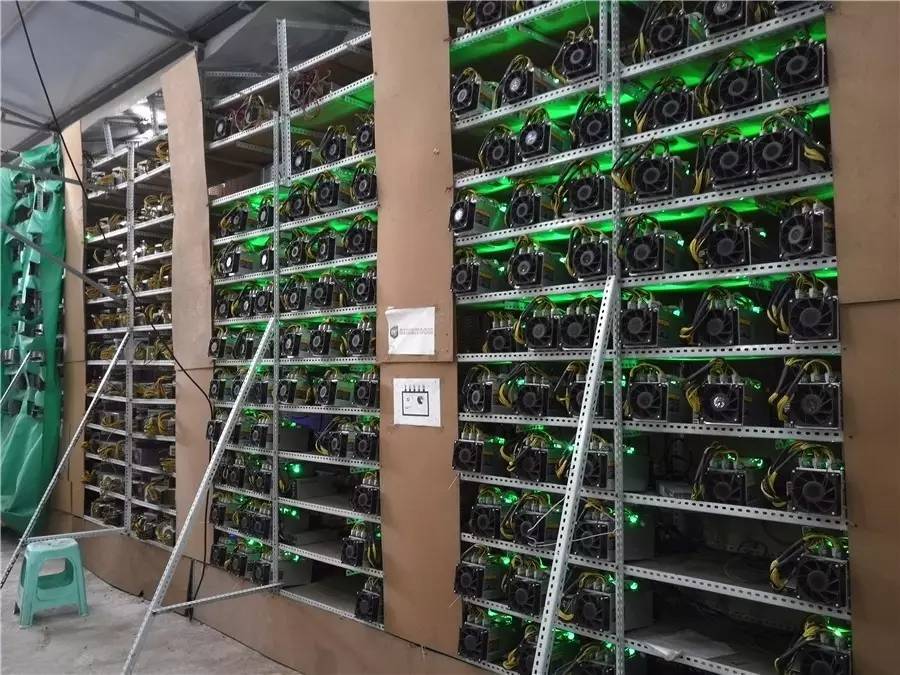 “淘金人”涌入中国西部深山,上万台机器轰鸣,就为挖这种神奇的宝贝